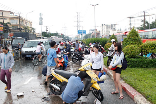 TP.HCM:[-]Đường[-]biến[-]thành[-]sông,[-]kẹt[-]xe[-]hàng[-]giờ[-]sau[-]cơn[-]mưa[-]lớn